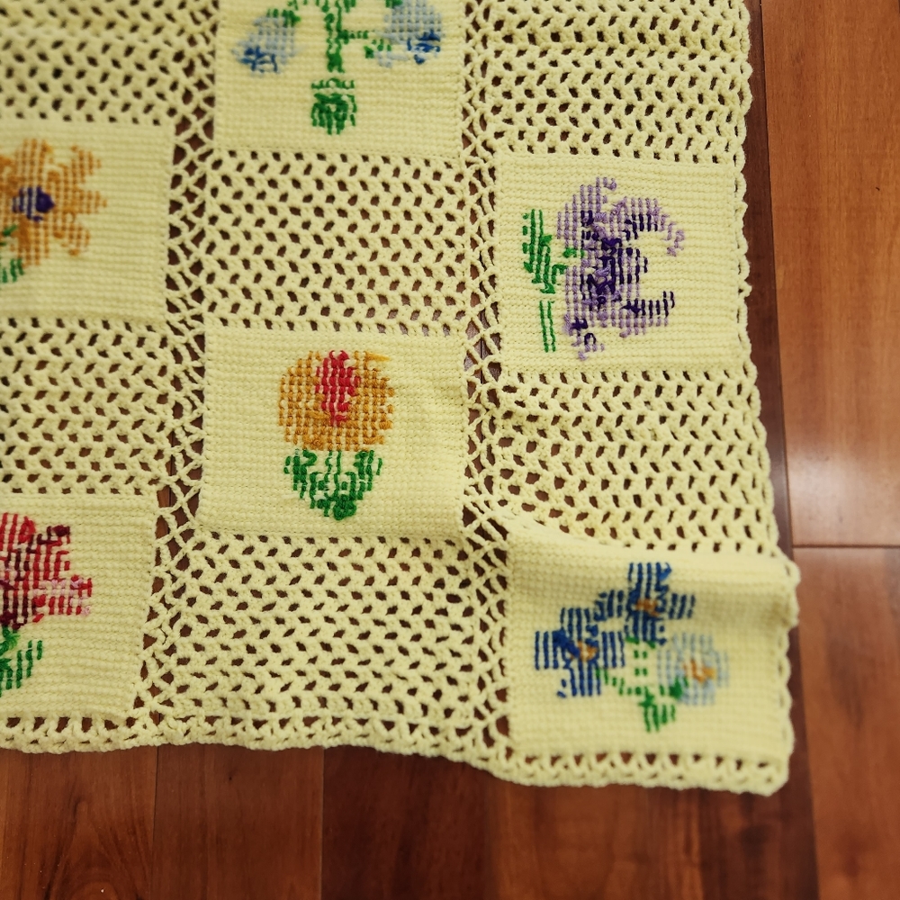 Vintage Crochet Afghan Flower Garden Sofa Spring Throw Blanket - Picture 8 of 9
